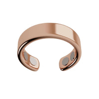 El Anillo de Magnoterapia - Alivio para la menopausia en color oro rosa, con acabado pulido y banda abierta, integra cuatro imanes circulares internos para ayudar a aliviar síntomas de la menopausia. Presentado sobre fondo blanco liso.